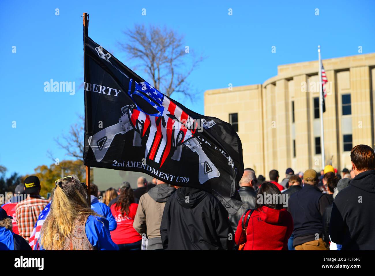 Bismarck, ND. 8 novembre 2021. Centinaia di persone si sono riunite in campidoglio per protestare contro i mandati per 19 maschere e vaccini e per il presidente Joe Biden. Foto Stock