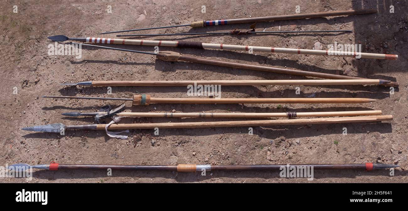 Diversi tipi di lance e giaveline dei tempi antichi. Repliche di armi della penisola iberica pre-romana e dei primi romani Foto Stock