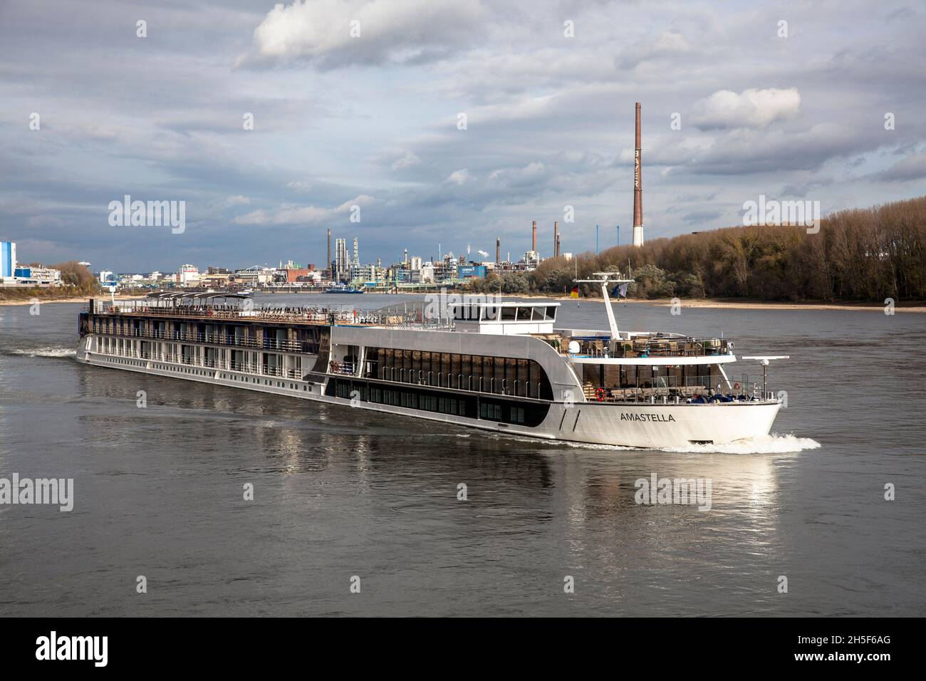 La nave da crociera sul fiume Amastella sul Reno, vista sul Chempark, precedentemente noto come fabbrica Bayer, Leverkusen, Renania settentrionale-Vestfalia, Germania. Foto Stock