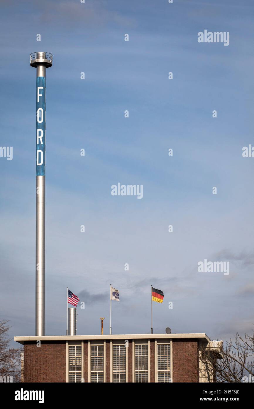 Bandiere sulla storica A-Hall, costruita nel 1930, il primo edificio degli impianti Ford a Colonia, camino, Germania. Fahnen auf der 1930 errichteten hist Foto Stock