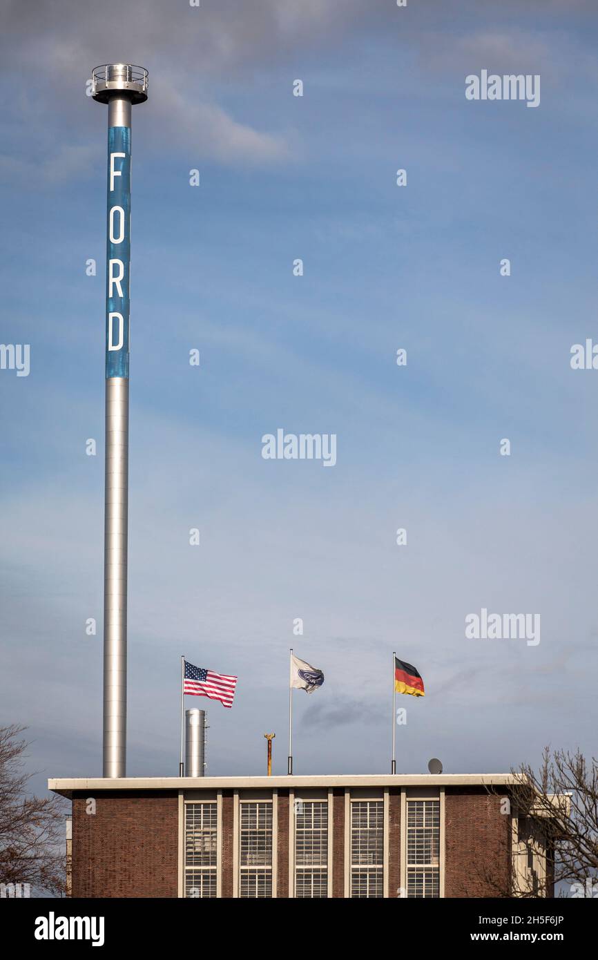 Bandiere sulla storica A-Hall, costruita nel 1930, il primo edificio degli impianti Ford a Colonia, camino, Germania. Fahnen auf der 1930 errichteten hist Foto Stock