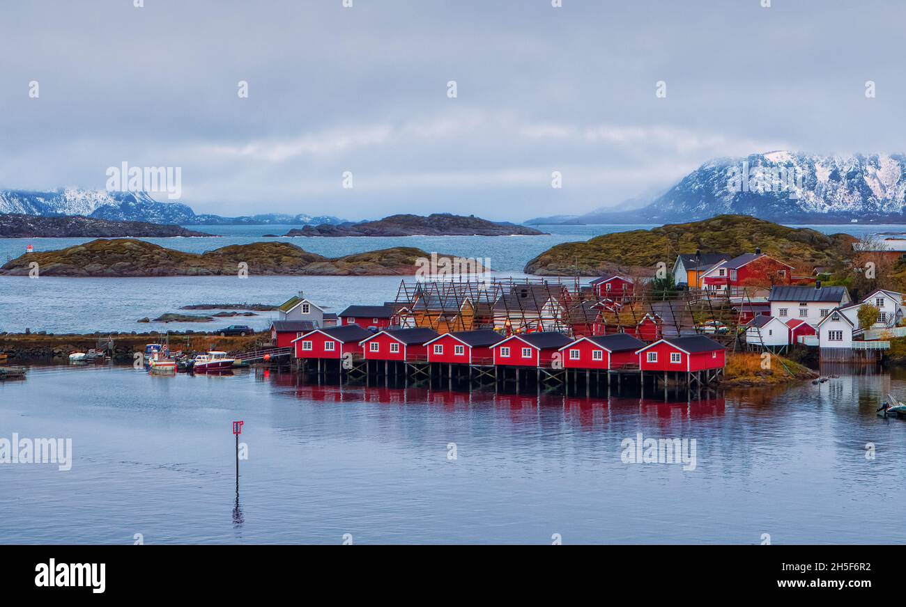 Le tradizionali case dei pescatori con le grandi cremagliere della piramide di legno chiamate hjell per asciugare gli stoccafisso. Preso a Svolvaer sull'arcipelago delle Lofoten. Foto Stock