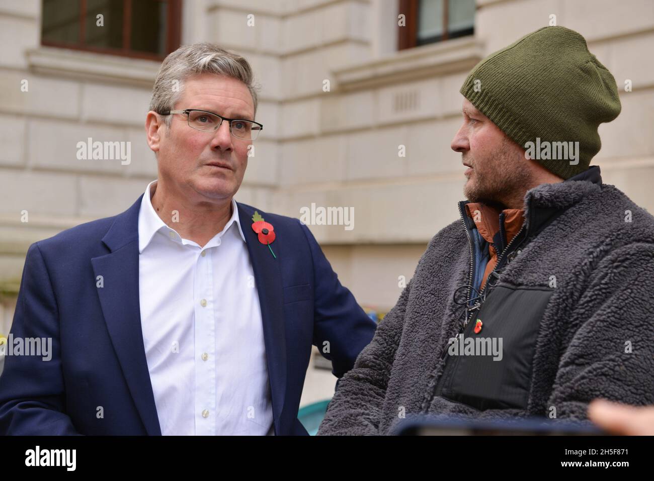 Londra, Regno Unito. 9 novembre 2021. Il leader del lavoro Sir Keir Starmer incontra Richard Ratcliffe durante lo sciopero della fame di fronte al Foreign, Commonwealth and Development Office.Richard Ratcliffe, marito di Nazanin Zaghari-Ratcliffe, un iraniano britannico tenuto in Iran dal 2016, il 17° giorno del suo sciopero della fame a Londra. Credit: SOPA Images Limited/Alamy Live News Foto Stock