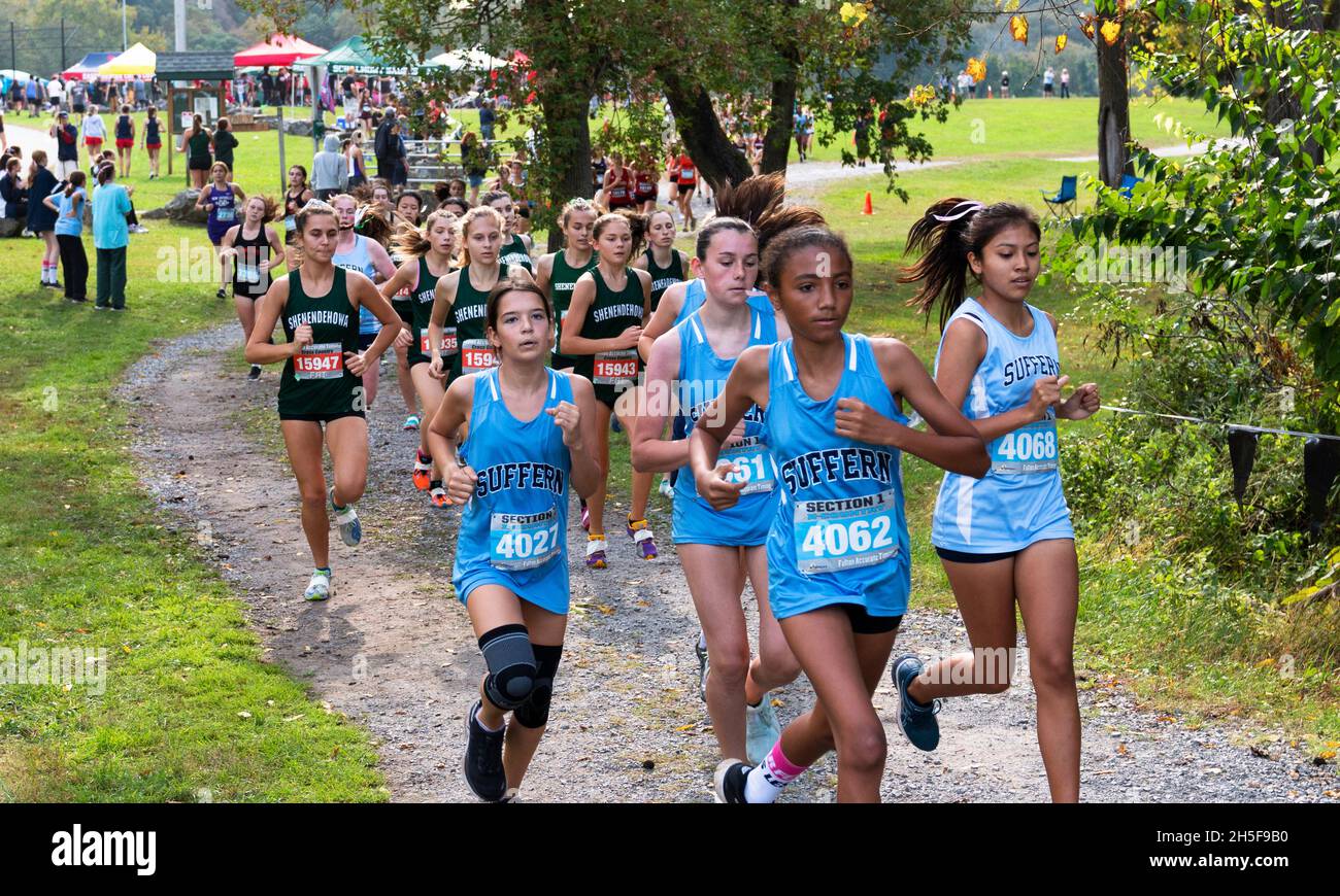 Wappingers Falls, New York, USA - 16 ottobre 2021: Primo piano delle ragazze delle scuole superiori che corrono su un percorso di ghiaia durante una gara di cross country 5K a Bowdoin Pa Foto Stock