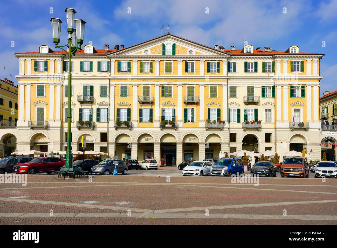 Piazza Tancredi (Duccio) Galimberti, la piazza principale di Cuneo, è chiamata anche il soggiorno di Cuneo e ha una superficie di quasi 24,000 mq. Foto Stock