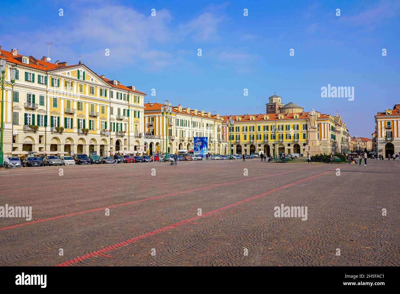 Piazza Tancredi (Duccio) Galimberti, la piazza principale di Cuneo, è chiamata anche il soggiorno di Cuneo e ha una superficie di quasi 24,000 mq. Foto Stock