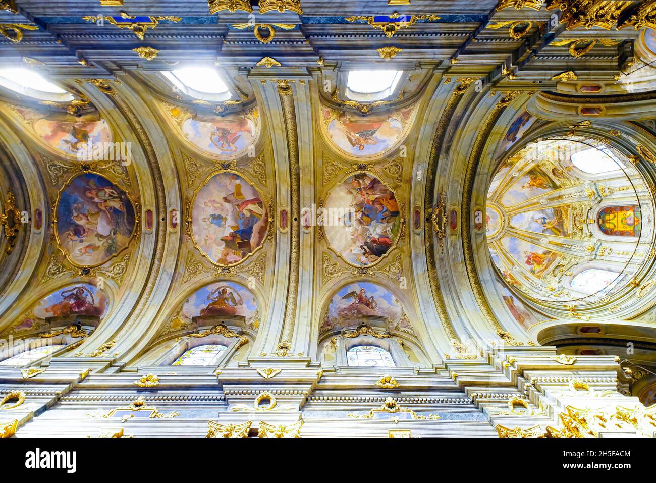 Gli affreschi della navata centrale e della cupola del Duomo di Santa Maria, San Giovenale a Fossano, Provincia di Cuneo, Italia, ma datano il campanile Foto Stock