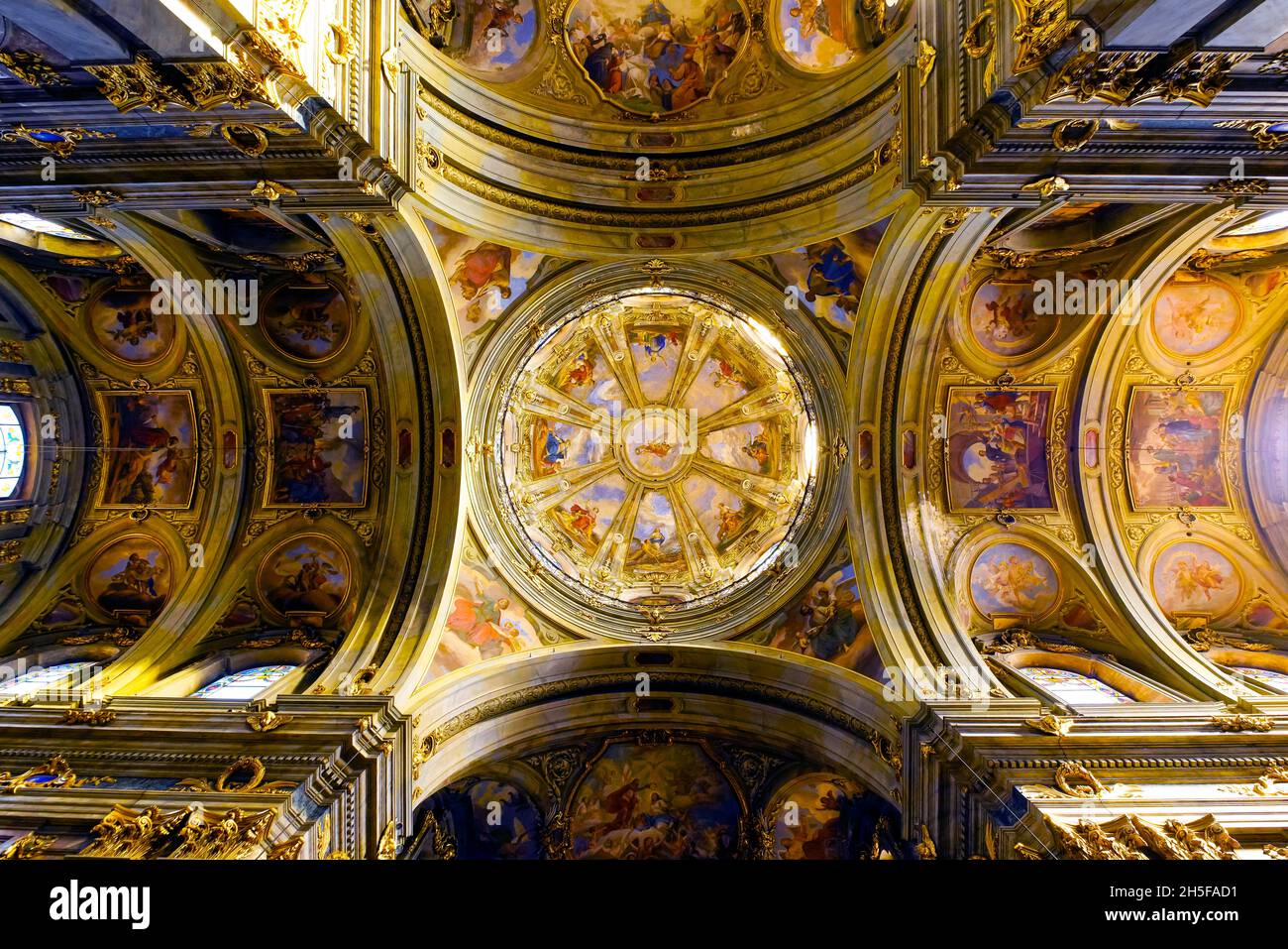 Gli affreschi della cupola del Duomo di Santa Maria, San Giovenale a Fossano, Provincia di Cuneo, Italia, risalgono invece al 15t Foto Stock