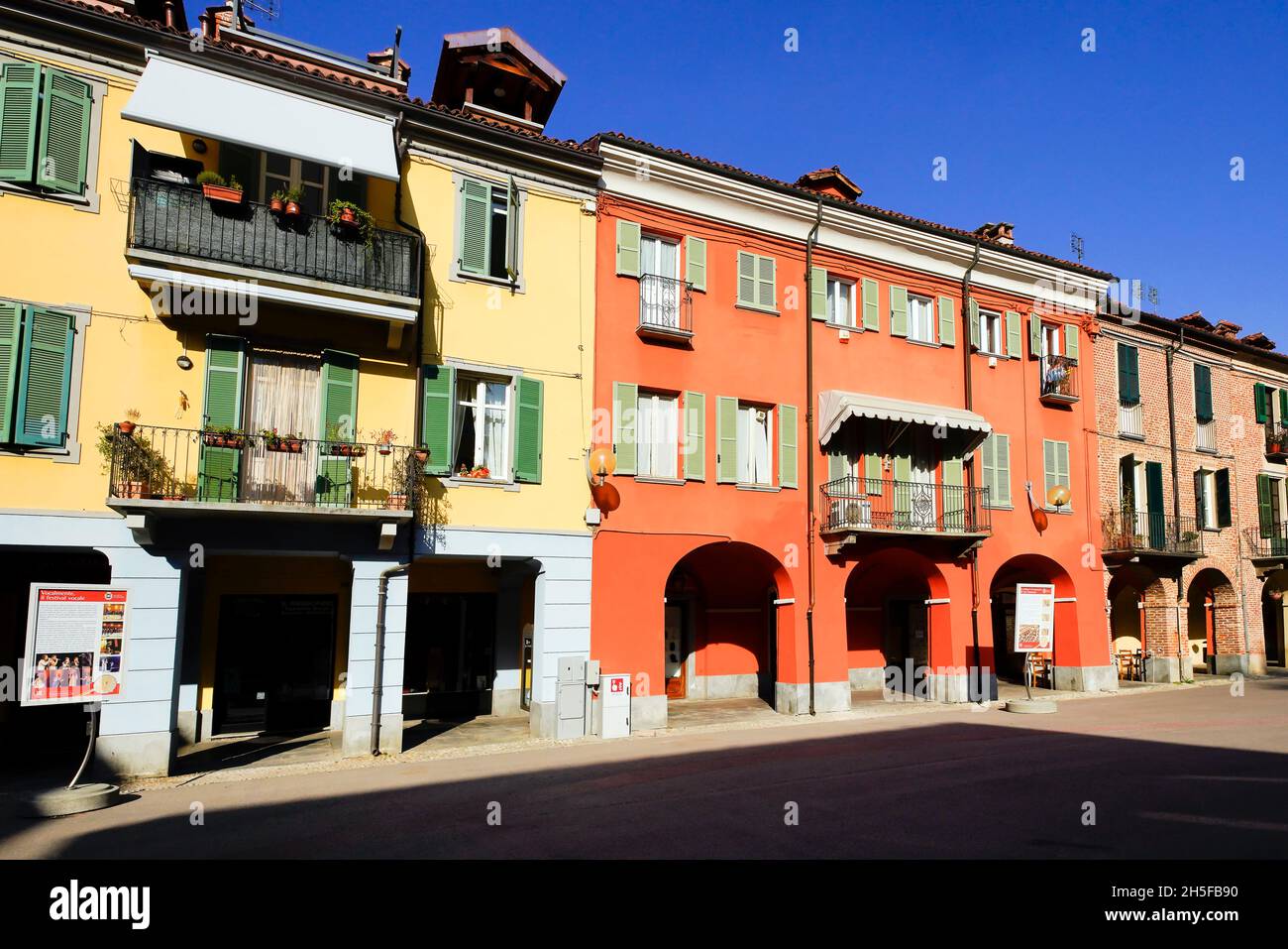 Case colorate di via Garibaldi, Fossano. Regione Piemonte, Italia settentrionale, Foto Stock