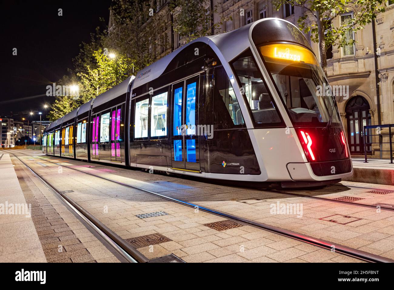 LUSSEMBURGO , LUSSEMBURGO - 21 settembre 2021: Tram con mezzi pubblici nella città di Lussemburgo per la destinazione Luxexpo. Foto Stock