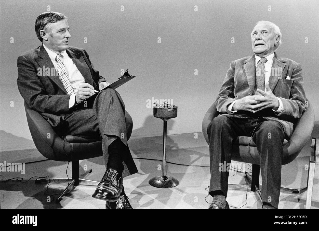William F Buckley discute con Malcolm Muggeridge durante una registrazione televisiva del 1975 a Londra della lunga serie televisiva americana per gli affari pubblici Foto Stock