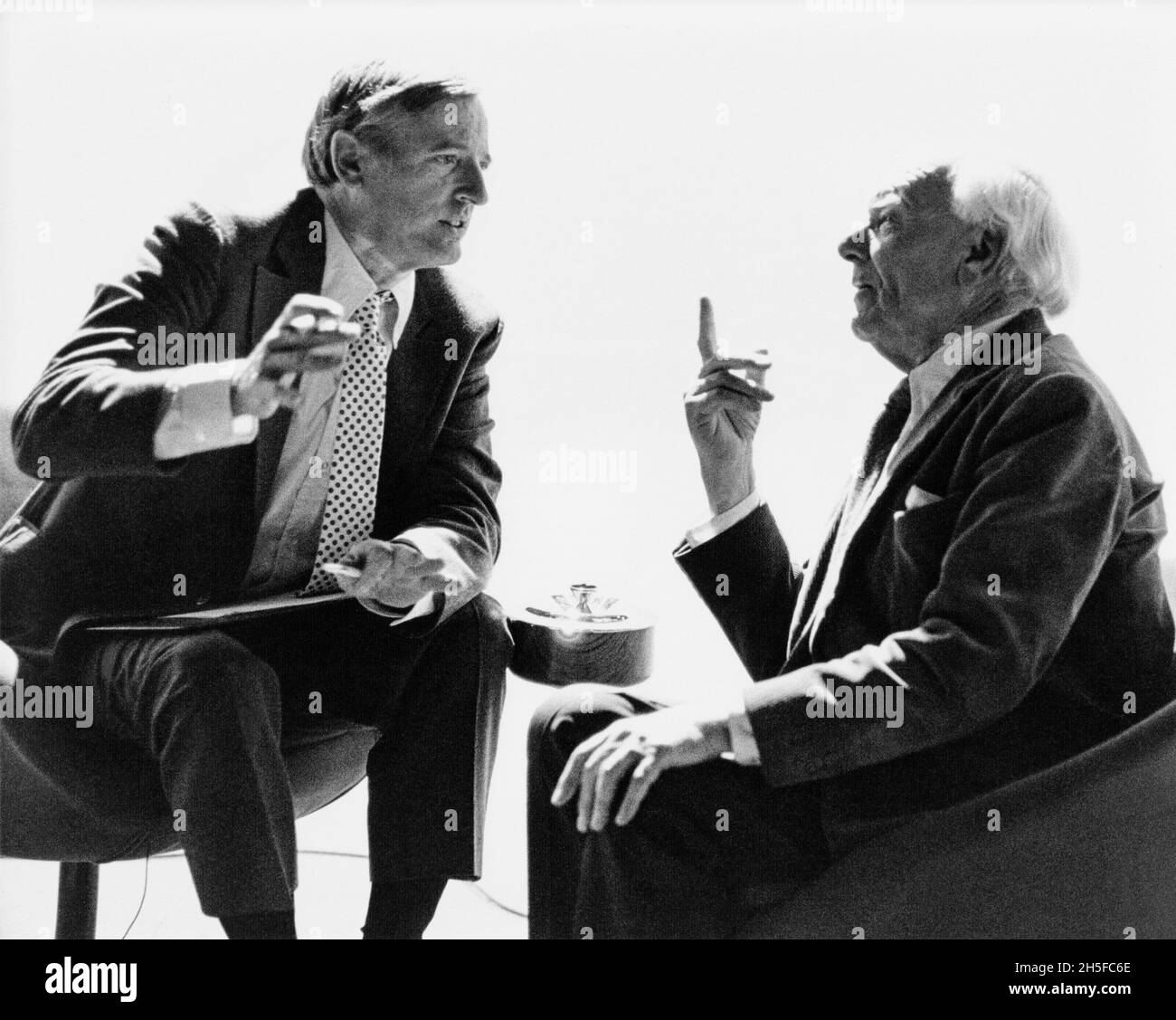 William F Buckley discute con Malcolm Muggeridge durante una registrazione televisiva del 1975 a Londra della lunga serie televisiva americana per gli affari pubblici Foto Stock
