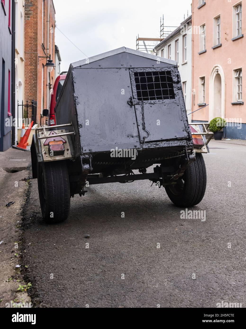 Rimorchio in scatola di metallo fatto in casa con sfiato sulla porta, probabilmente per il trasporto di animali, Kinsale, County Cork, Irlanda Foto Stock