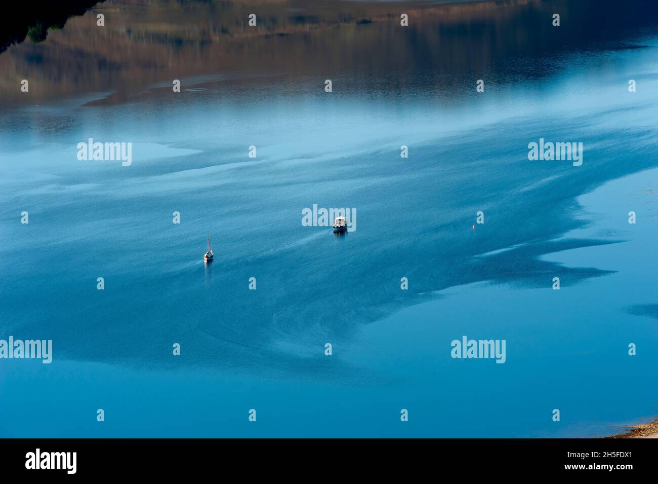 Pesca e barca a vela nelle calme acque blu di Loch Sunart a Strontian Scottish Highlands Foto Stock