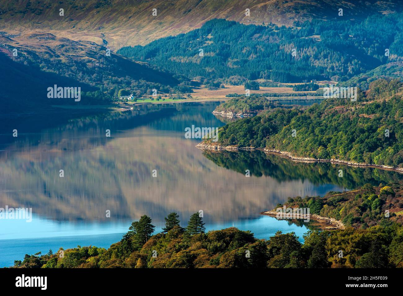 Scottish Highland scenografica bellezza le calme acque blu di Loch Sunart. A Strontian Scotland UK Foto Stock
