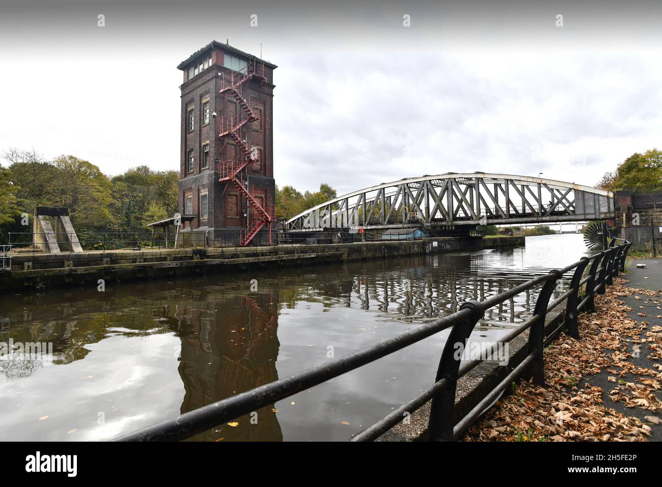 Il ponte di Barton Road attraversa il canale della nave di Manchester a Barton upon Irwell, Greater Manchester, Gran Bretagna Foto Stock