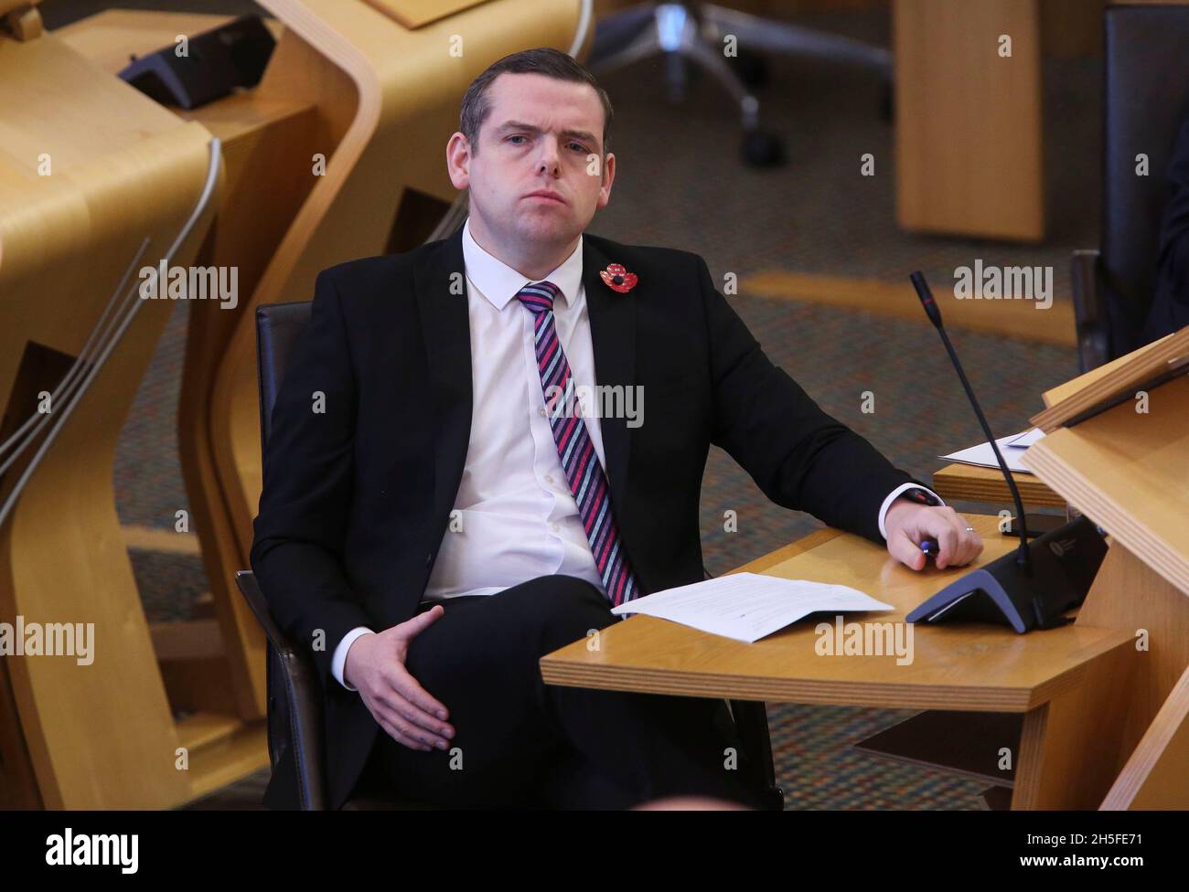 Douglas Ross MSP leader conservatore scozzese durante gli aggiornamenti alle restrizioni del Covid-19 nella sala di discussione del Parlamento scozzese a Edimburgo. Data foto: Martedì 9 novembre 2021. Foto Stock