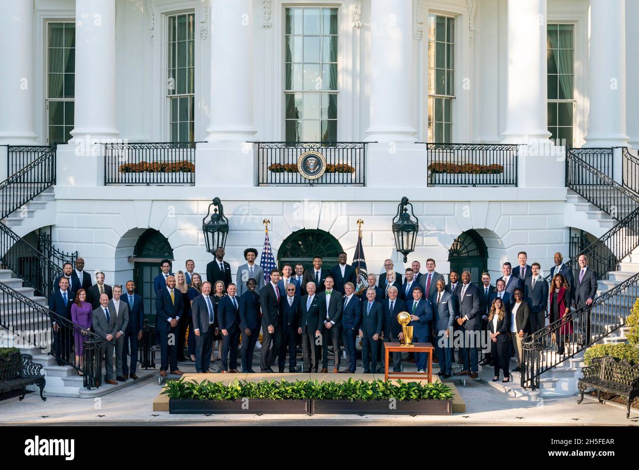 Washington, Stati Uniti d'America. 8 novembre 2021. Washington, Stati Uniti d'America. 08 novembre 2021. Il presidente degli Stati Uniti Joe Biden si pone per una foto di gruppo durante un incontro per celebrare la squadra di basket 2021 del campione dell'NBA Milwaukee Bucks sul South Lawn della Casa Bianca 8 novembre 2021 a Washington, DC Credit: Adam Schultz/White House Photo/Alamy Live News Foto Stock