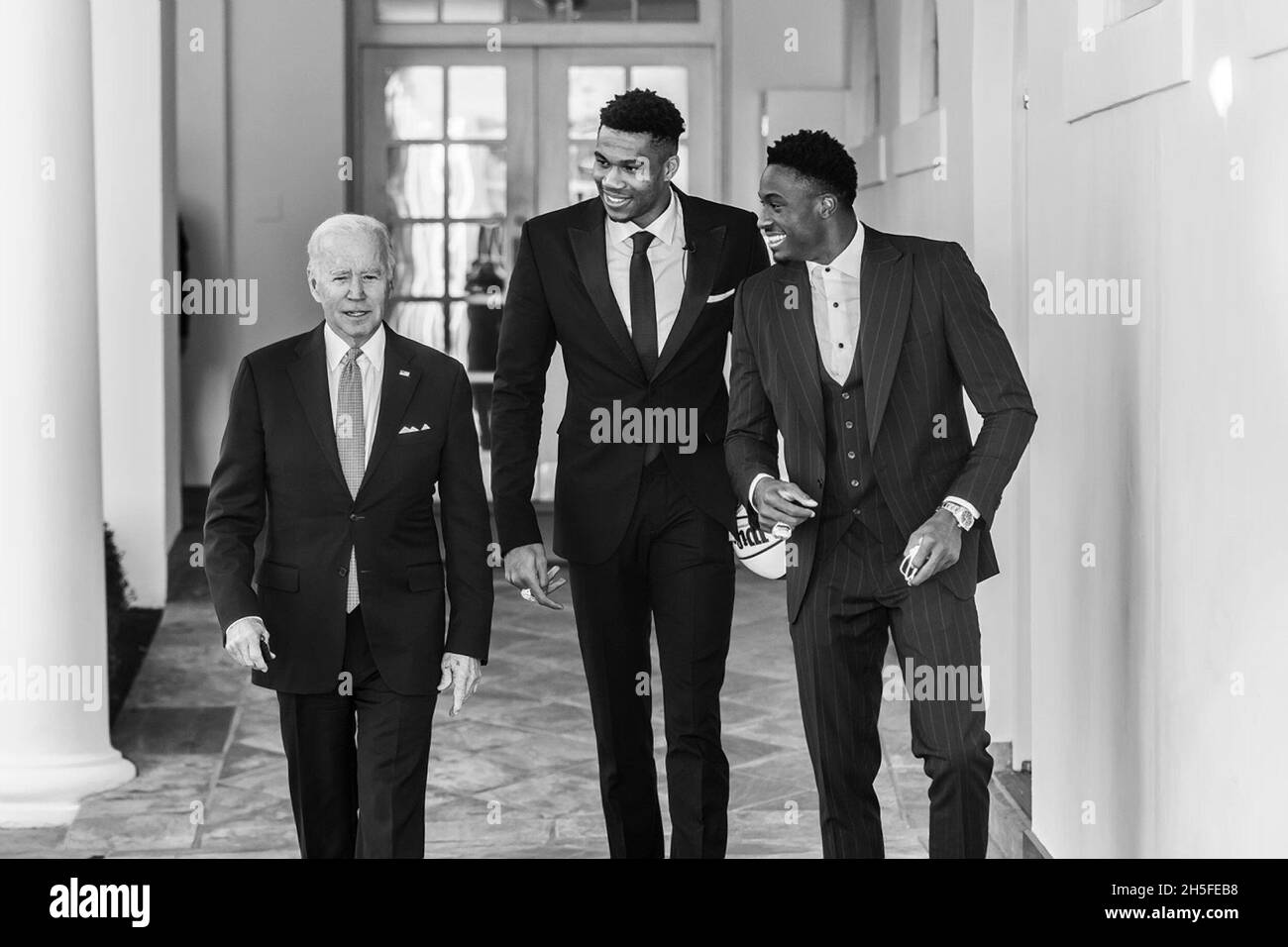 Washington, Stati Uniti d'America. 8 novembre 2021. Washington, Stati Uniti d'America. 08 novembre 2021. Il presidente degli Stati Uniti Joe Biden cammina con le stelle di basket Giannis Antetokounmpo, centro, e suo fratello Thanasis Antetokounmpo, a destra, sulla loro strada per celebrare il campione 2021 NBA squadra di basket Milwaukee Bucks nella colonnade della Casa Bianca 8 novembre 2021 a Washington, DC credito: Adam Schultz/Casa Bianca Foto/Alamy Live News Foto Stock