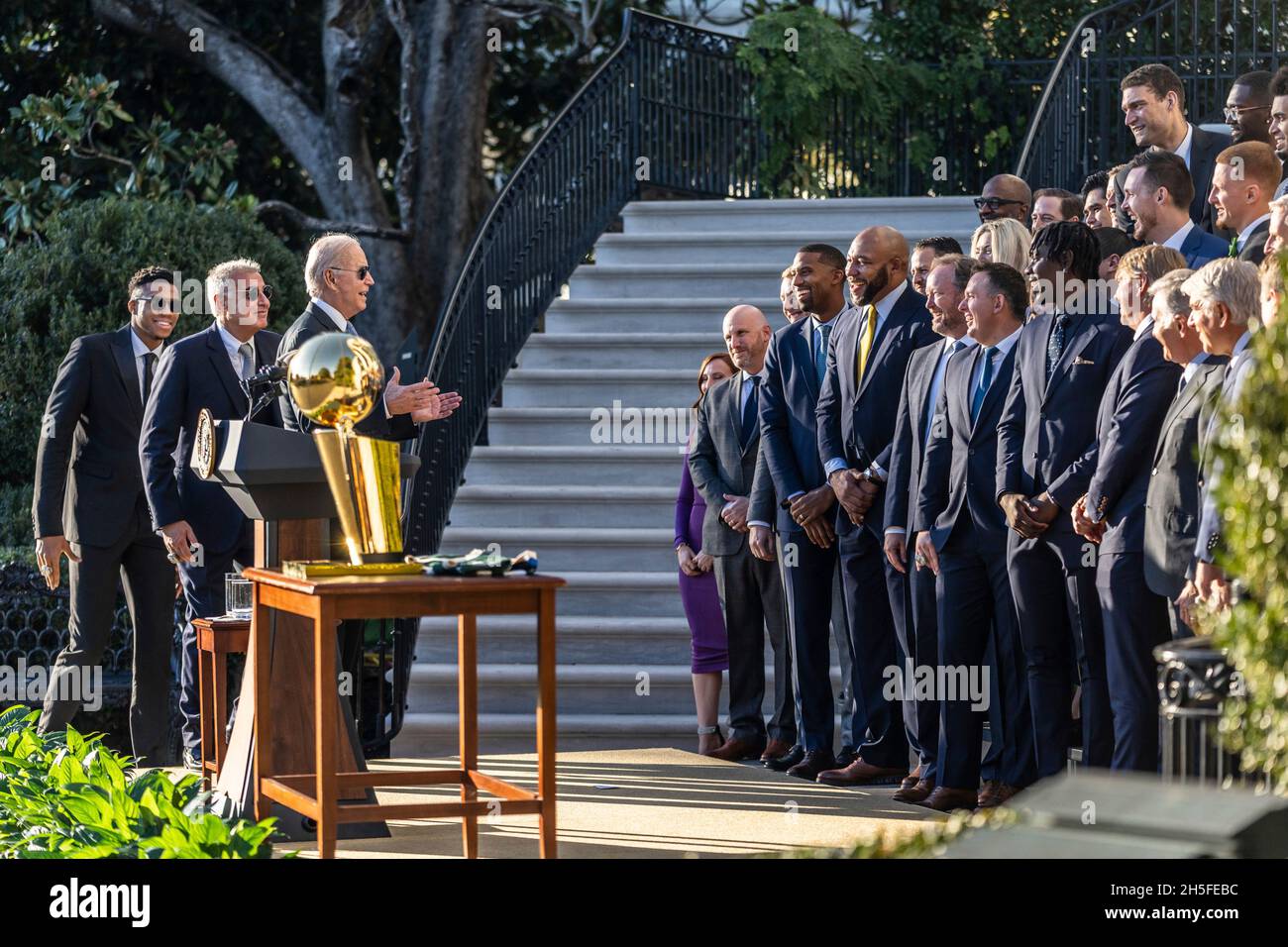 Washington, Stati Uniti d'America. 8 novembre 2021. Washington, Stati Uniti d'America. 08 novembre 2021. Il presidente degli Stati Uniti Joe Biden si congratula con la squadra di basket 2021 del campione dell'NBA Milwaukee Bucks mentre arriva per l'evento sul South Lawn della Casa Bianca 8 novembre 2021 a Washington, DC Credit: Adam Schultz/White House Photo/Alamy Live News Foto Stock