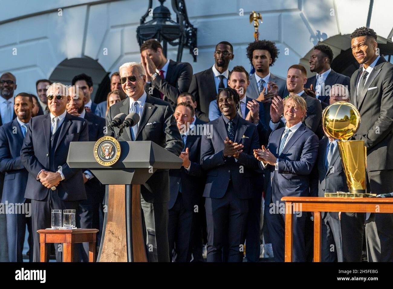 Washington, Stati Uniti d'America. 8 novembre 2021. Washington, Stati Uniti d'America. 08 novembre 2021. Il presidente degli Stati Uniti Joe Biden si rivolge a un incontro per celebrare la squadra di basket 2021 del campione dell'NBA Milwaukee Bucks sul South Lawn della Casa Bianca 8 novembre 2021 a Washington, DC Credit: Adam Schultz/White House Photo/Alamy Live News Foto Stock