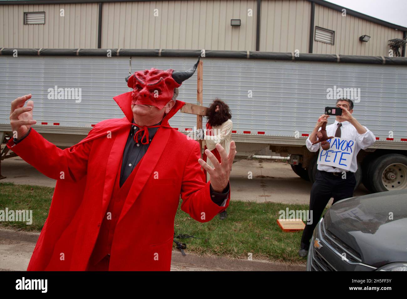 Gary Bliscliar è vestito come Pete Buttigieg, e Randall Terry come Satana mentre protestano il sindaco di South Bend Indiana Pete Buttigieg, un democratico che sta correndo per il presidente degli Stati Uniti, 17 aprile 2019 alla Machinist Hall di Des Moines, Iowa. Buttigieg aveva appena parlato con i sostenitori durante il ricevimento della coalizione Asiatica e Latino. Più di una dozzina di candidati del partito democratico stanno facendo una campagna nello stato dell'Iowa per vincere i Caucuses democratici dell'Iowa 3 febbraio 2020. I Caucus dell'Iowa fanno parte di una serie di elezioni primarie negli Stati Uniti che aiuteranno il partito democratico a decidere Foto Stock