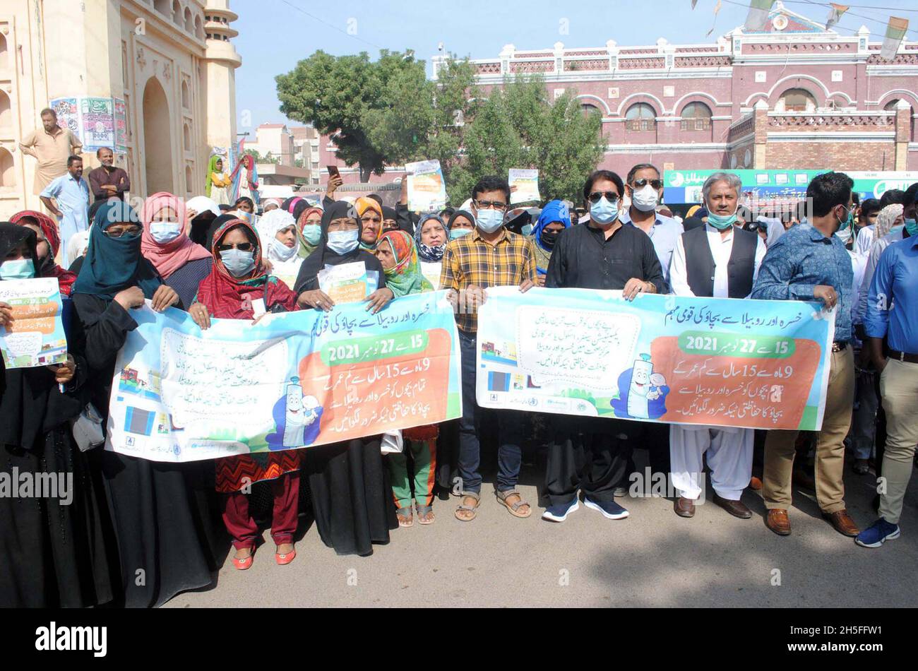 I partecipanti stanno tenendo una camminata di sensibilizzazione sull'aumento del morbillo durante il rally guidato dal District Health Officer, Lala Jaffar, tenutosi a Hyderabad martedì 09 novembre 2021. Foto Stock