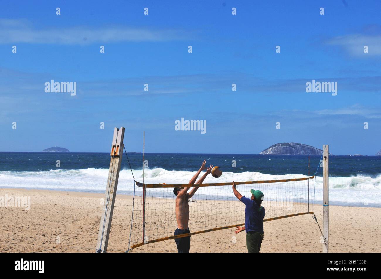 Pallavolo sulla spiaggia di Ipanema, Rio de Janeiro? Brasile Foto Stock