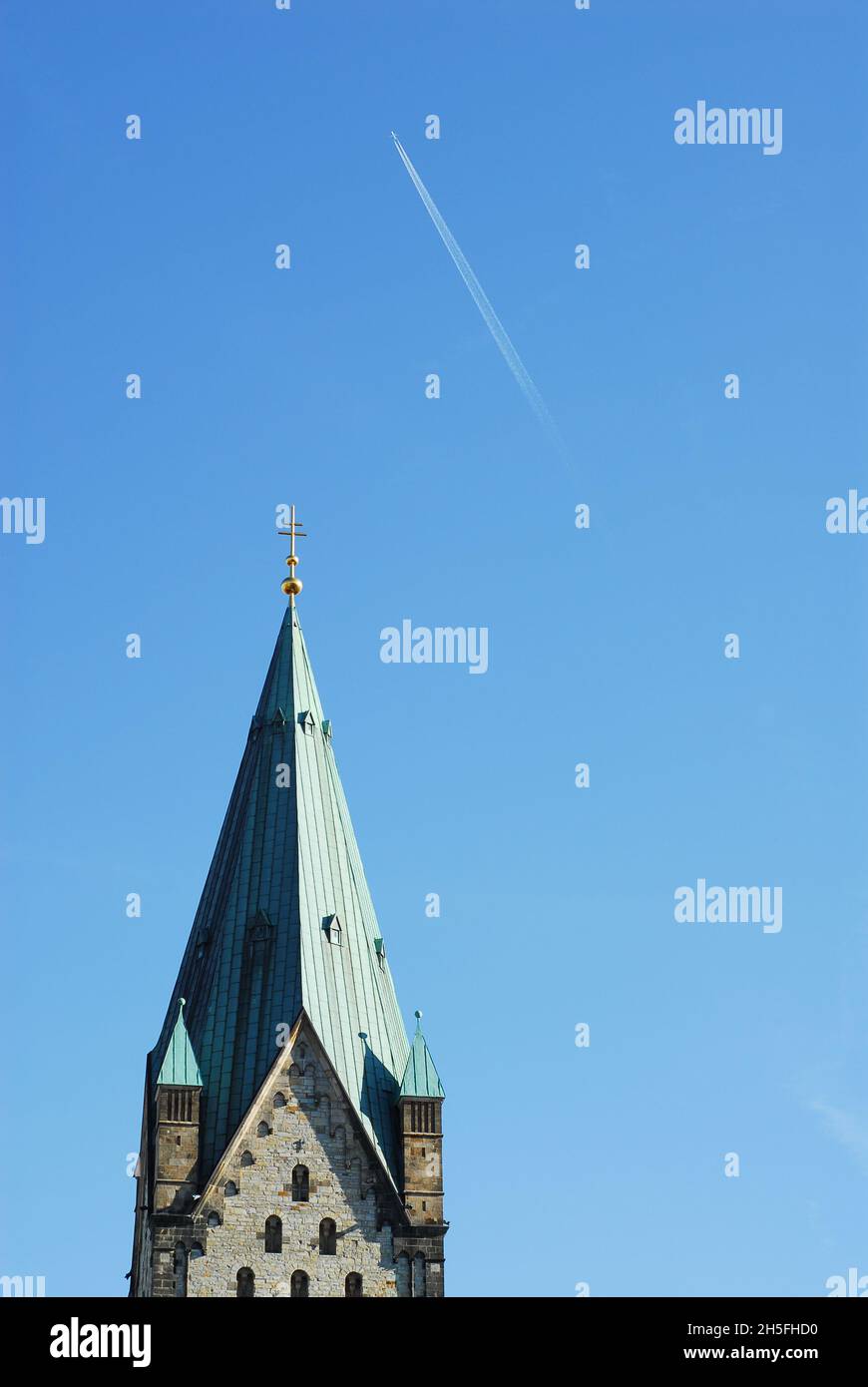 La pianura bianca vola accanto alla grande chiesa di Paderborn Foto Stock