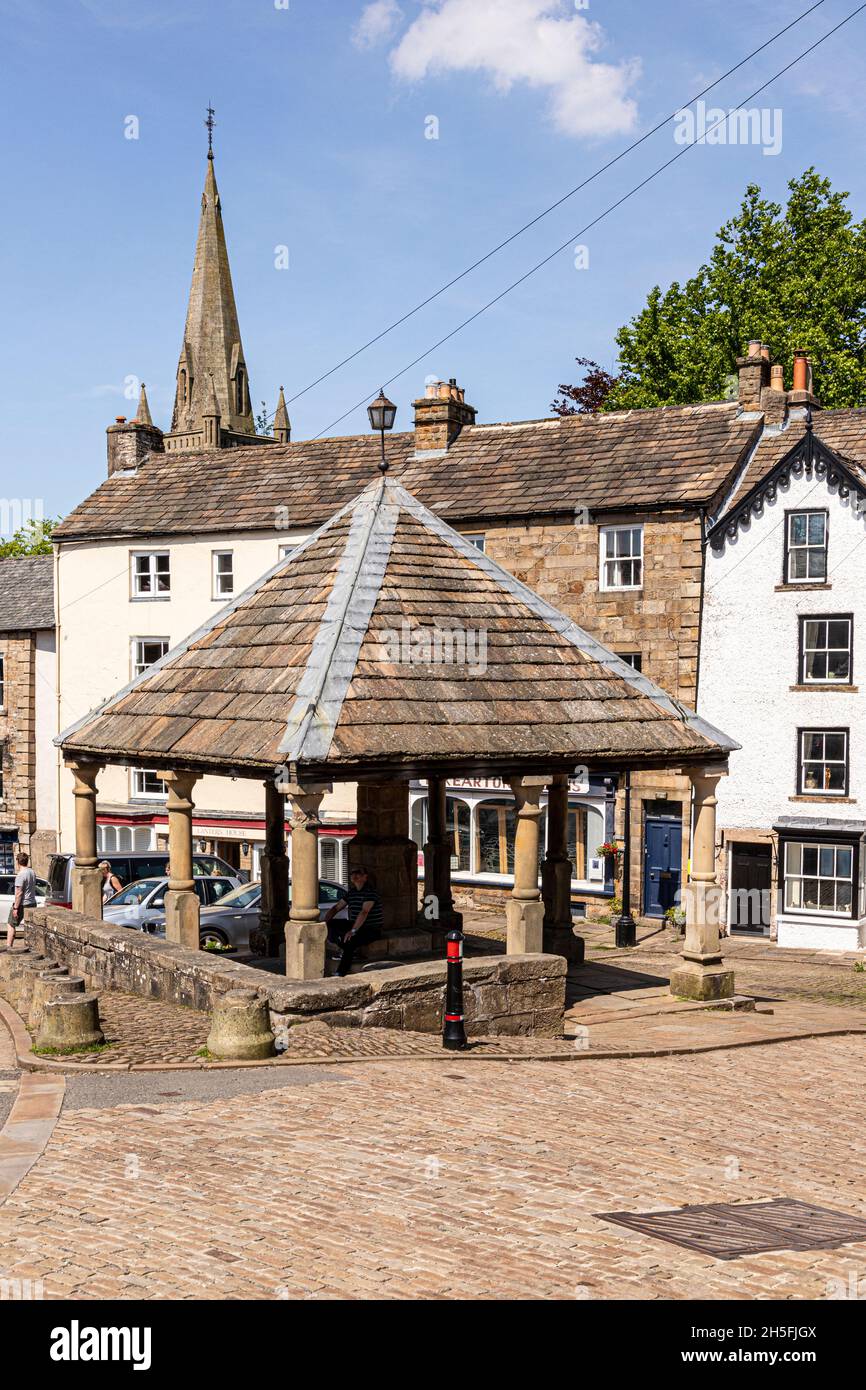 Il 18 ° secolo in pietra costruito Market Cross nella piazza della città di Pennines altopiano di Alston, Cumbria Regno Unito Foto Stock