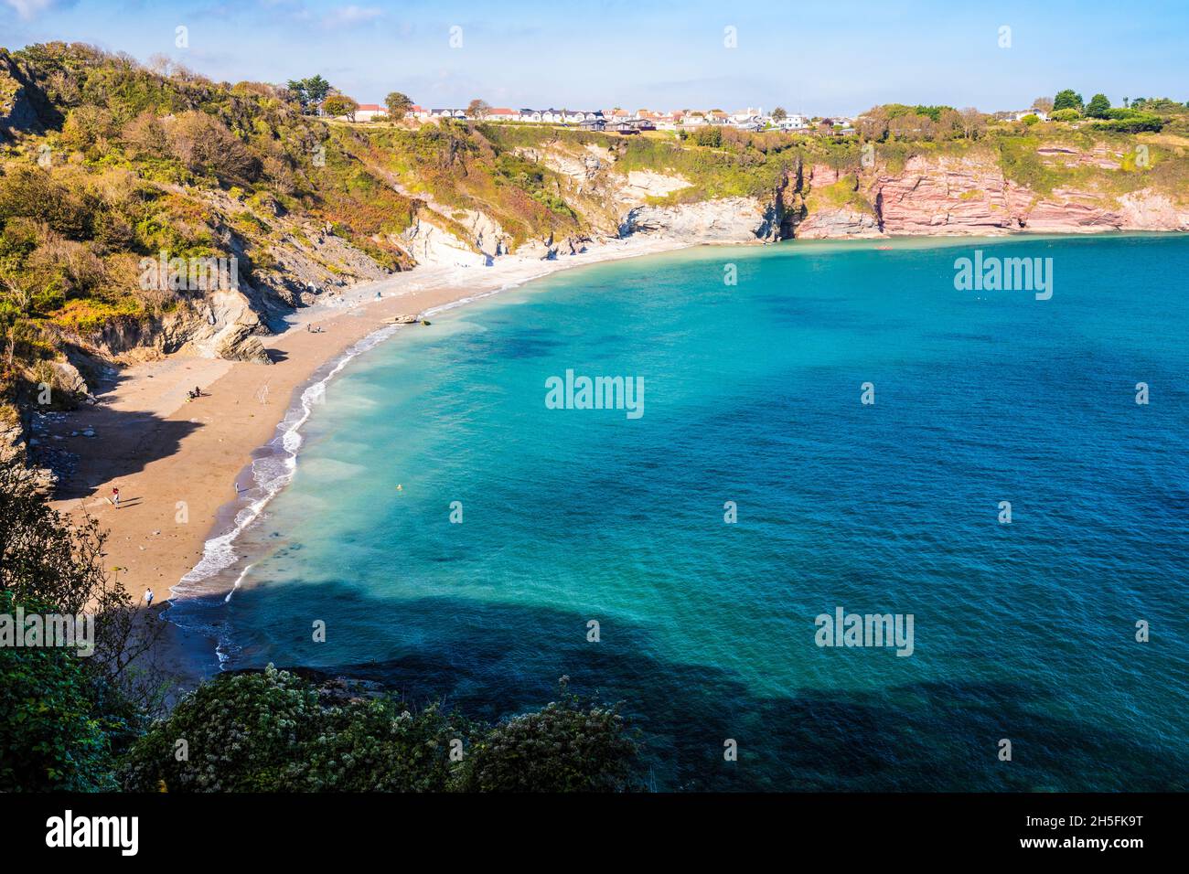 Vista autunnale su St. Mary's Bay a Brixham, Devon sud, presa dal South West Coast Path. Foto Stock