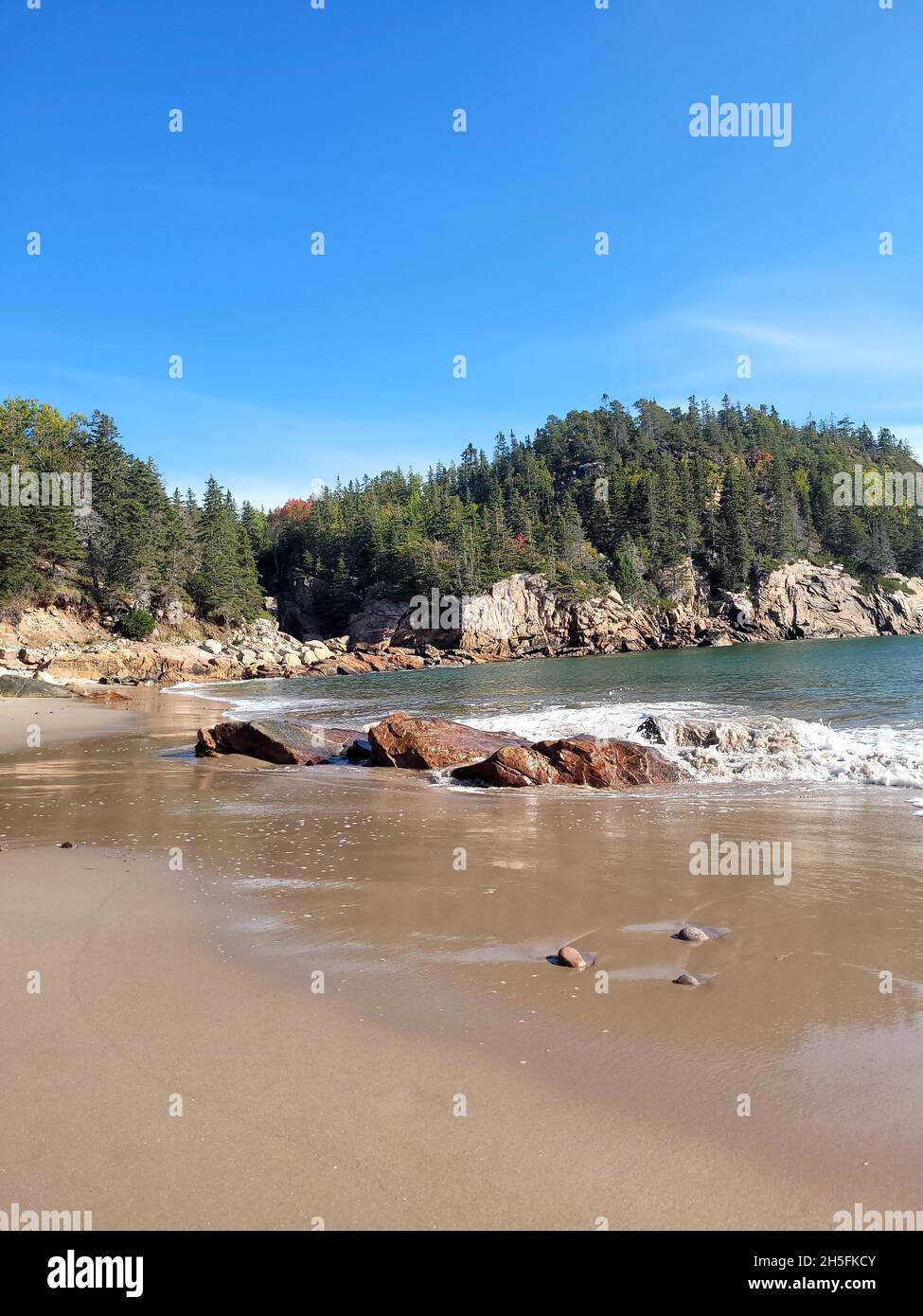 Foto verticale di Black Brook Cove Beach. Cabot Trail a Cape Breton. Nova Scotia, Canada. Foto Stock