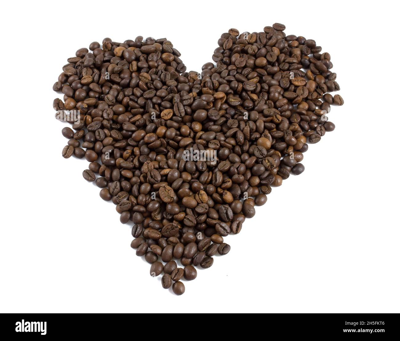 Chicchi di caffè a forma di cuore isolati su sfondo bianco Foto Stock