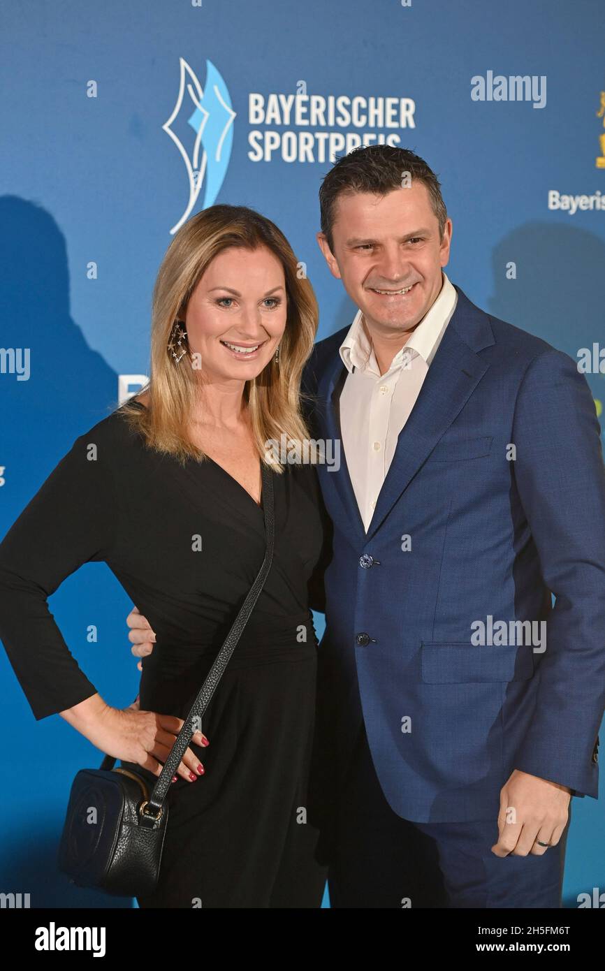 Monaco di Baviera, Germania. 6 novembre 2021. EVA Gruenbauer con il marito Richard George. Premio Sportivo bavarese 2021 in BMW Welt, Red Carpet, Red Carpet il 6 novembre 2021. Credit: dpa/Alamy Live News Foto Stock