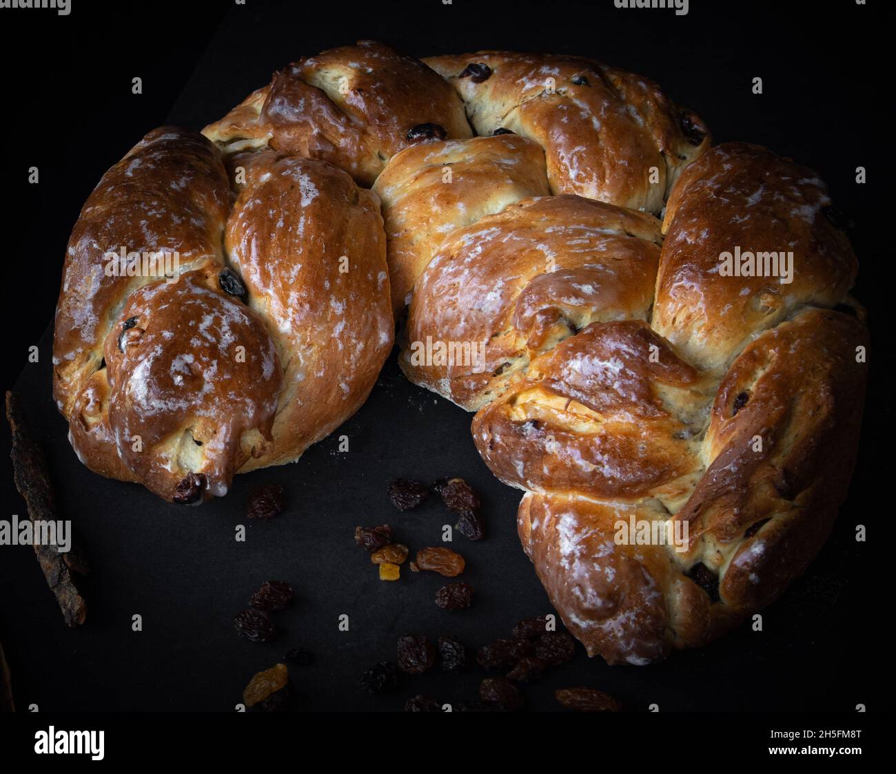 Pane di Pasqua a forma di piatto con cannella e uvetta Foto Stock