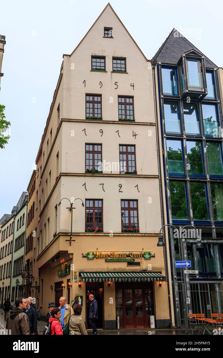 Ogni livello di questa casa è stato costruito in diversi anni, come indicato sulla sua facciata 16 maggio 2013 a Colonia, Germania. Foto Stock