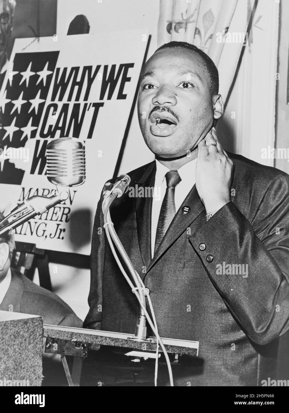 MARTIN LUTHER KING Jr (1929-1968) al lancio a New York del suo libro "Why We Can't Wait" dell'8 giugno 1964 Foto Stock