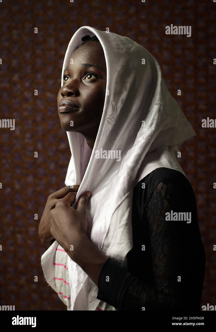 Una ragazza in velo bianco che sembra pacifica e decente con un simbolismo di speranza, sicurezza, dignità, pacifica, calmante e gioiosa. Questa immagine è stata messa in scena Foto Stock