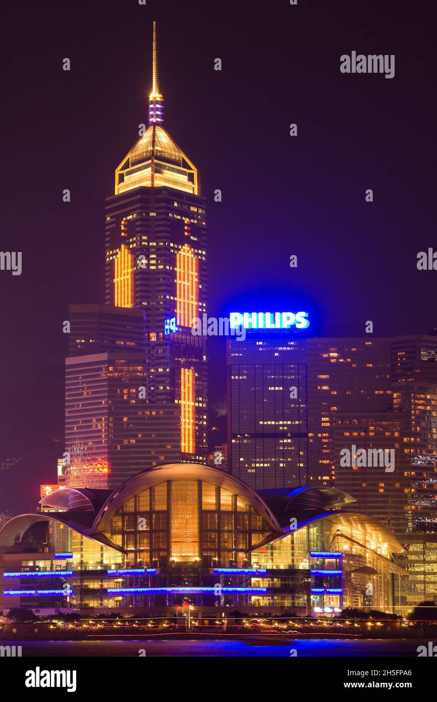 Victoria Harbour, Hong Kong Island, Hong Kong, Cina, Asia - Skyline di grattacieli a WAN Chai al tramonto, con l'Hong Kong Convention Center. Foto Stock