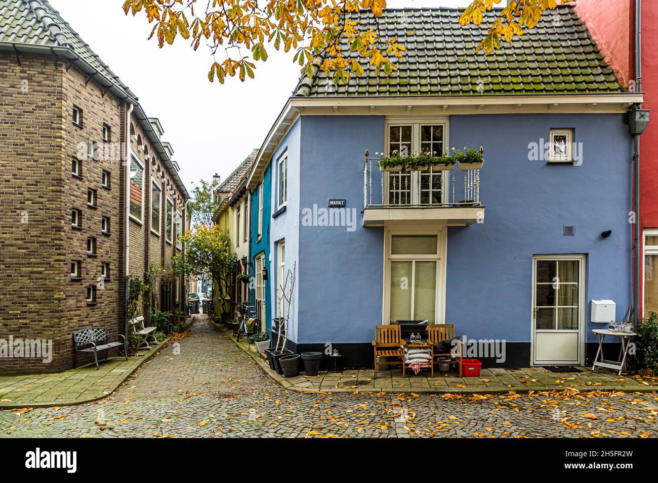 Panchine di fronte a edifici residenziali sul mercato di Doesburg, Paesi Bassi Foto Stock
