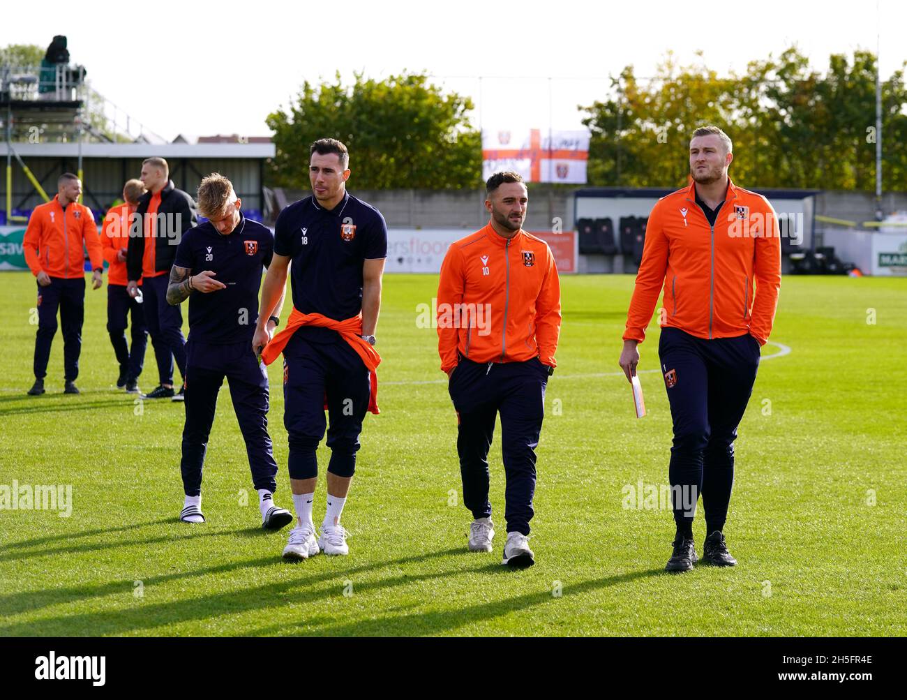 Liam o'Brien, portiere di Stratford Town (a destra), Will Grocott, Jack Turner e Will Dawes precedono la prima partita di Emirates fa Cup al DCS Stadium di Stratford. Data foto: Domenica 7 novembre 2021. Foto Stock