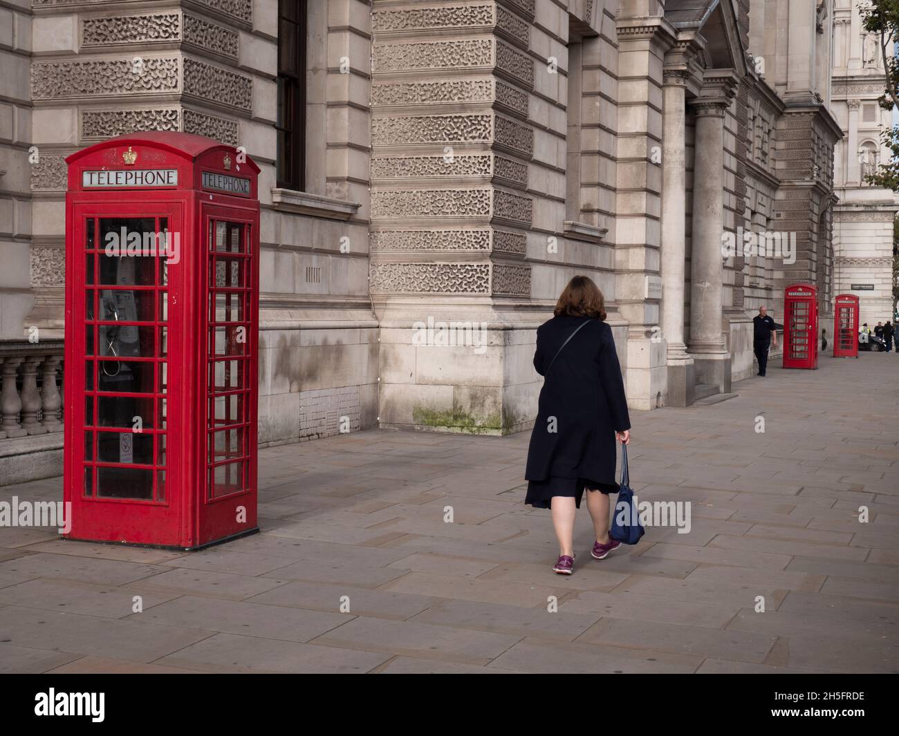 Fila di chioschi telefonici rossi a Westminster Central London, la scatola telefonica rossa, un chiosco telefonico per un telefono pubblico icona culturale britannica Foto Stock