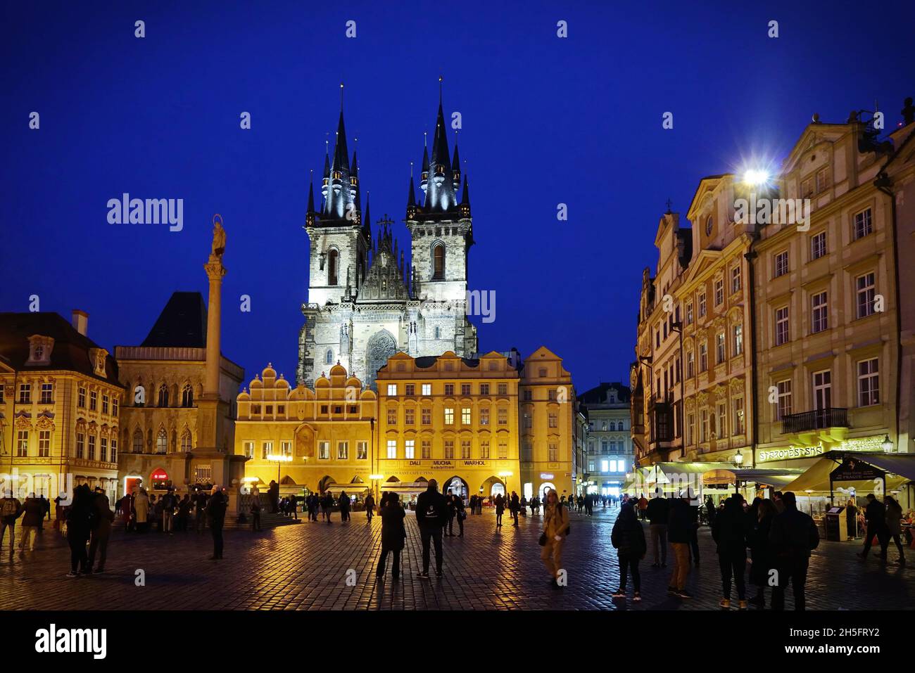 Chiesa di nostra Signora prima di Týn nella Piazza della Città Vecchia. PRAGA, REPUBBLICA CECA, OTTOBRE 2021 Foto Stock