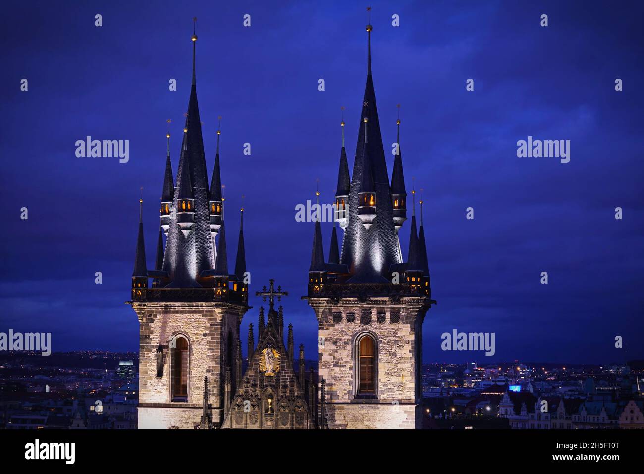 Chiesa di nostra Signora prima di Týn nella Piazza della Città Vecchia. PRAGA, REPUBBLICA CECA, OTTOBRE 2021 Foto Stock