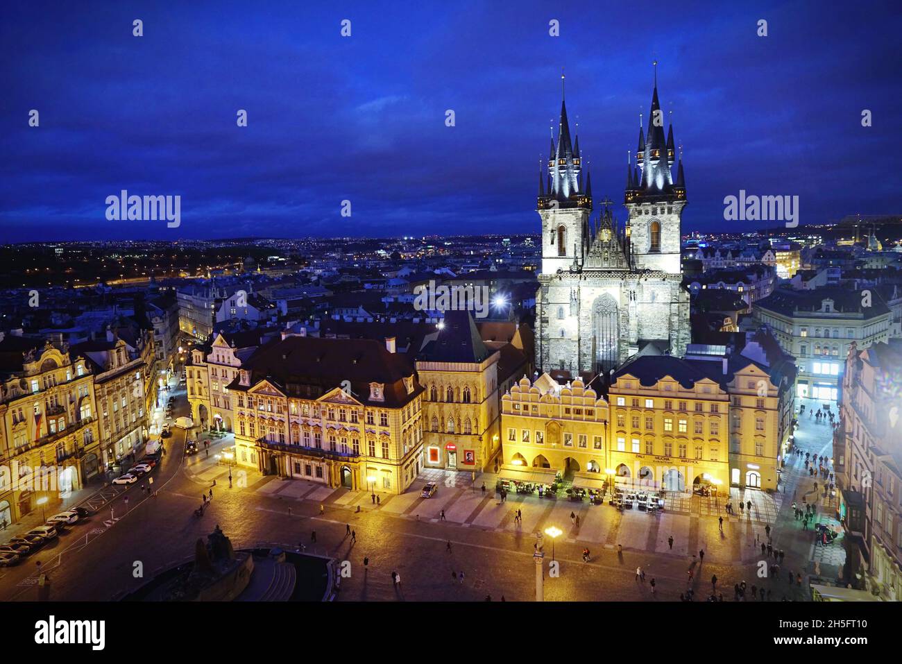 Chiesa di nostra Signora prima di Týn nella Piazza della Città Vecchia. PRAGA, REPUBBLICA CECA, OTTOBRE 2021 Foto Stock