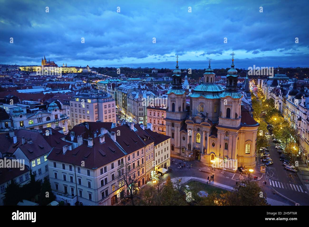 Praga vista dall'alto. Praga Rooftops.PRAGUE, REPUBBLICA CECA, OTTOBRE 2021 Foto Stock