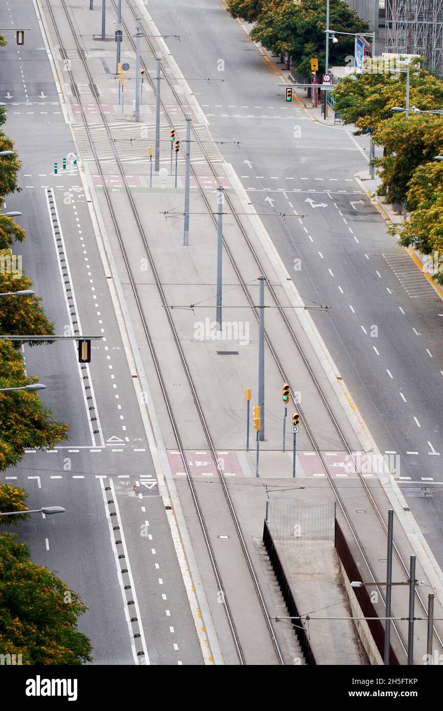 Menschenleere Straße ohne Verkehr, keine Fußgänger, keine Fahrradfahrer, keine Autos. Gelbe Ampeln in der Mitte. Foto aus der Vogelperspektive. Foto Stock