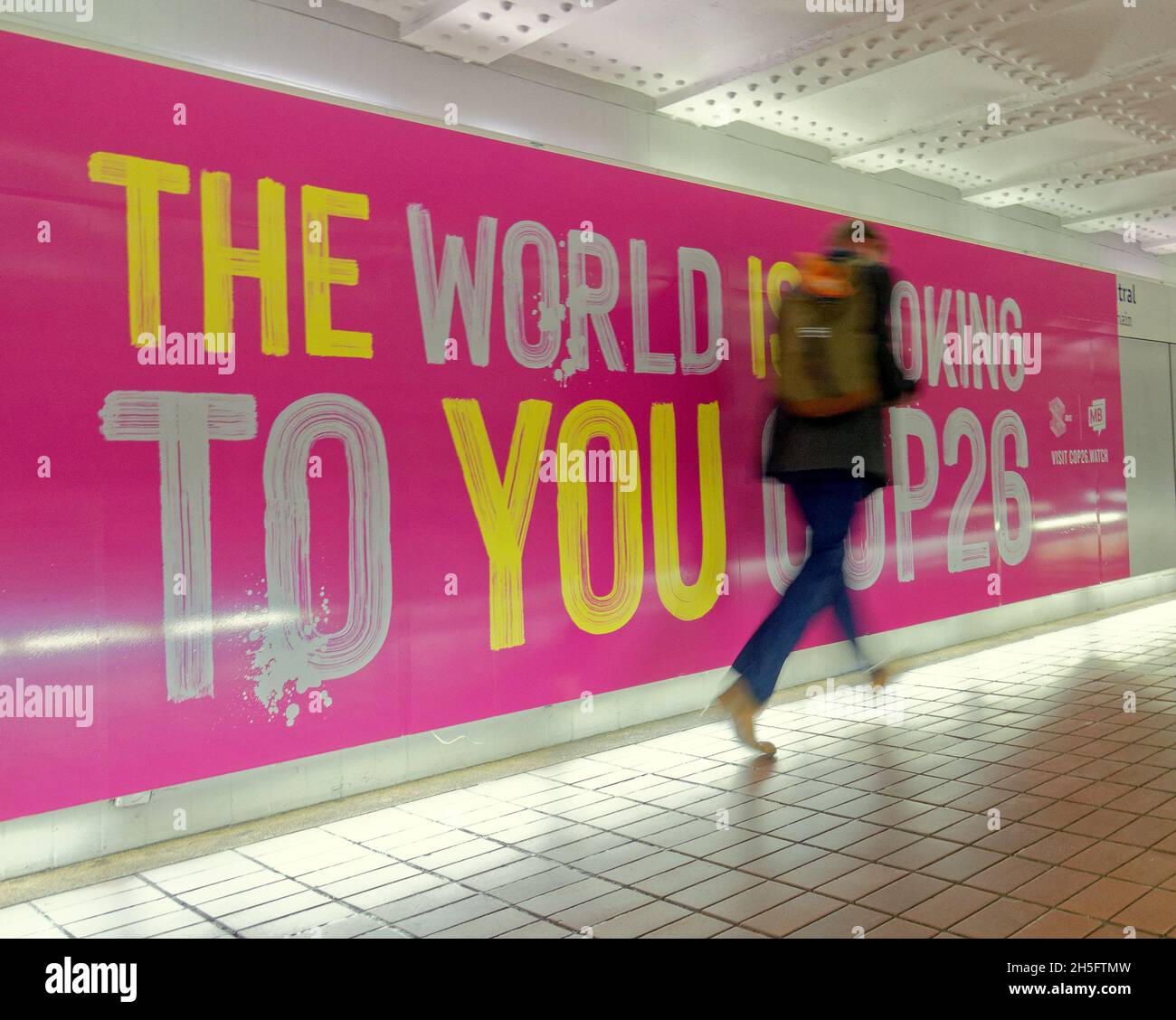 Glasgow, Scozia, Regno Unito 9 novembre 2021. Martedì ha visto i segni per la conferenza inesable eben in treno transfer walkways. Credit Gerard Ferry/Alamy Live News Foto Stock