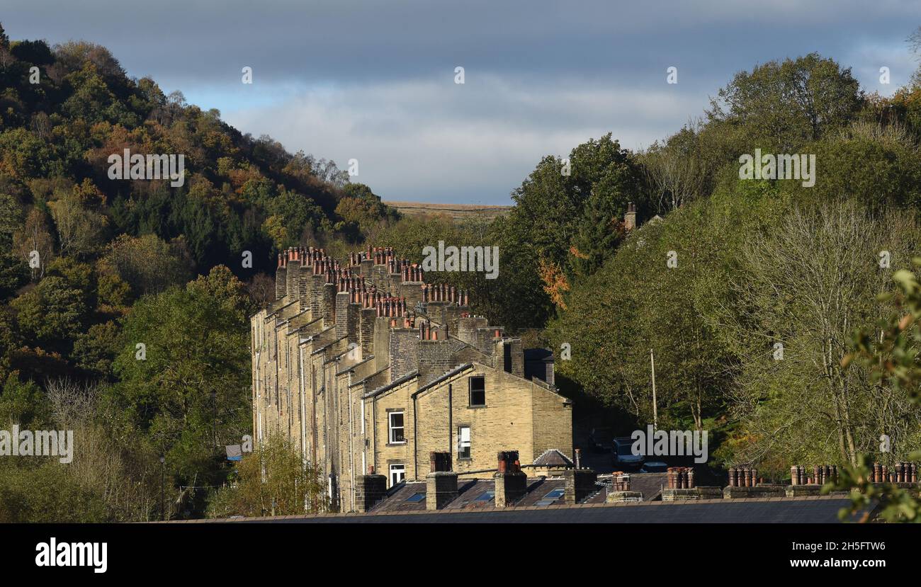 Case a schiera a Hebden Bridge nella Upper Calder Valley nel West Yorkshire, Inghilterra, Regno Unito. Foto Stock