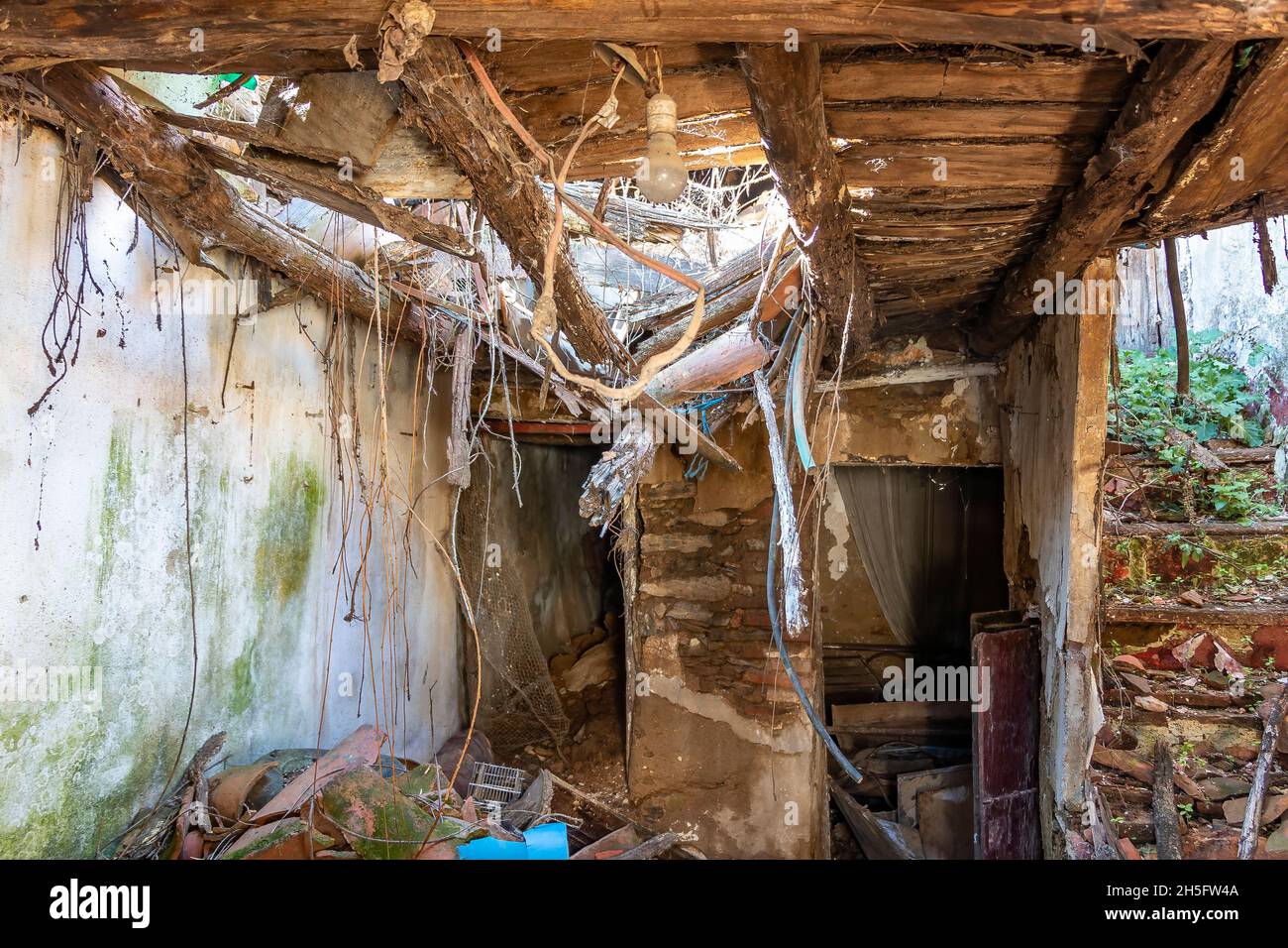 Vista dell'interno di una casa residenziale in rovina e abbandonata Foto Stock